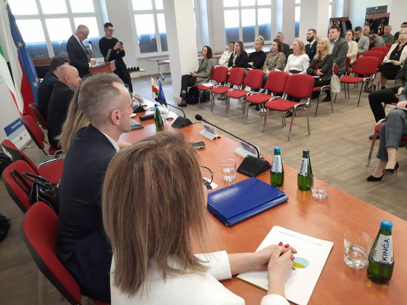 Funduszowy trip zawitał do Gorzowa Wlkp. 28 kwietnia 2023 r. w Sali sesyjnej Urzędu Miasta odbyło się spotkanie informacyjne w sprawie programu Fundusze Europejskie Województwa Lubuskiego.