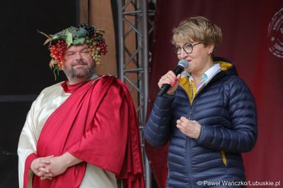 Marszałek Województwa Lubuskiego Elżbieta Anna Polak z Bachusem 