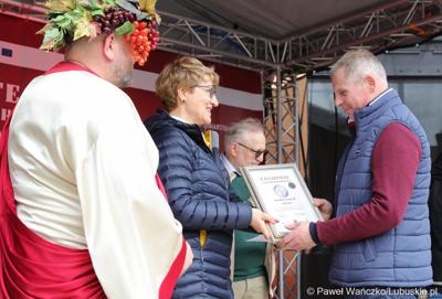 Marszałek Województwa Lubuskiego Elżbieta Anna Polak wraz z Bachusem wręczyła lubuskim winiarzom championaty oraz certyfikaty jakości „Wino warte zachodu 2023” podczas inauguracji III Lubuskiego Festiwalu Otwartych Piwnic i Winnic w Zielonej Górze