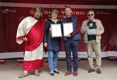 Marszałek Województwa Lubuskiego Elżbieta Anna Polak wraz z Bachusem wręczyła lubuskim winiarzom championaty oraz certyfikaty jakości „Wino warte zachodu 2023” podczas inauguracji III Lubuskiego Festiwalu Otwartych Piwnic i Winnic w Zielonej Górze