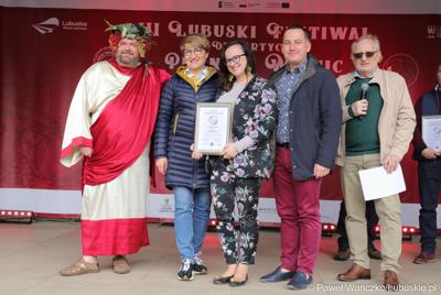 Marszałek Województwa Lubuskiego Elżbieta Anna Polak wraz z Bachusem wręczyła lubuskim winiarzom championaty oraz certyfikaty jakości „Wino warte zachodu 2023” podczas inauguracji III Lubuskiego Festiwalu Otwartych Piwnic i Winnic w Zielonej Górze