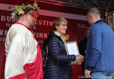 Marszałek Województwa Lubuskiego Elżbieta Anna Polak wraz z Bachusem wręczyła lubuskim winiarzom championaty oraz certyfikaty jakości „Wino warte zachodu 2023” podczas inauguracji III Lubuskiego Festiwalu Otwartych Piwnic i Winnic w Zielonej Górze
