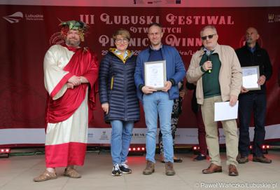 Marszałek Województwa Lubuskiego Elżbieta Anna Polak wraz z Bachusem wręczyła lubuskim winiarzom championaty oraz certyfikaty jakości „Wino warte zachodu 2023” podczas inauguracji III Lubuskiego Festiwalu Otwartych Piwnic i Winnic w Zielonej Górze