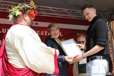Marszałek Województwa Lubuskiego Elżbieta Anna Polak wraz z Bachusem wręczyła lubuskim winiarzom championaty oraz certyfikaty jakości „Wino warte zachodu 2023” podczas inauguracji III Lubuskiego Festiwalu Otwartych Piwnic i Winnic w Zielonej Górze