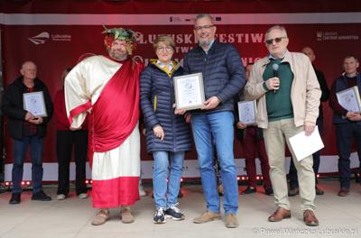 Marszałek Województwa Lubuskiego Elżbieta Anna Polak wraz z Bachusem wręczyła lubuskim winiarzom championaty oraz certyfikaty jakości „Wino warte zachodu 2023” podczas inauguracji III Lubuskiego Festiwalu Otwartych Piwnic i Winnic w Zielonej Górze