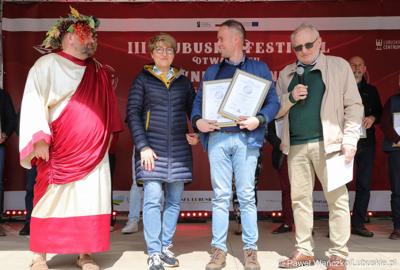 Marszałek Województwa Lubuskiego Elżbieta Anna Polak wraz z Bachusem wręczyła lubuskim winiarzom championaty oraz certyfikaty jakości „Wino warte zachodu 2023” podczas inauguracji III Lubuskiego Festiwalu Otwartych Piwnic i Winnic w Zielonej Górze