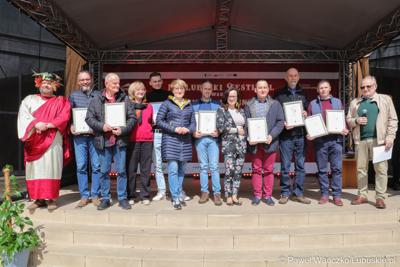 Marszałek Województwa Lubuskiego Elżbieta Anna Polak wraz z Bachusem wręczyła lubuskim winiarzom championaty oraz certyfikaty jakości „Wino warte zachodu 2023” podczas inauguracji III Lubuskiego Festiwalu Otwartych Piwnic i Winnic w Zielonej Górze