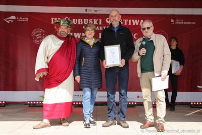 Marszałek Województwa Lubuskiego Elżbieta Anna Polak wraz z Bachusem wręczyła lubuskim winiarzom championaty oraz certyfikaty jakości „Wino warte zachodu 2023” podczas inauguracji III Lubuskiego Festiwalu Otwartych Piwnic i Winnic w Zielonej Górze