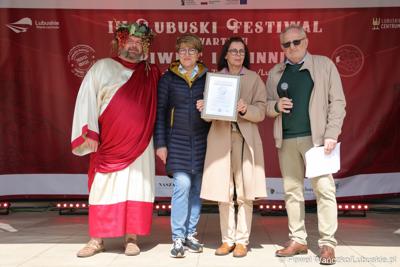 Marszałek Województwa Lubuskiego Elżbieta Anna Polak wraz z Bachusem wręczyła lubuskim winiarzom championaty oraz certyfikaty jakości „Wino warte zachodu 2023” podczas inauguracji III Lubuskiego Festiwalu Otwartych Piwnic i Winnic w Zielonej Górze