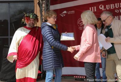 Marszałek Województwa Lubuskiego Elżbieta Anna Polak wraz z Bachusem wręczyła lubuskim winiarzom championaty oraz certyfikaty jakości „Wino warte zachodu 2023” podczas inauguracji III Lubuskiego Festiwalu Otwartych Piwnic i Winnic w Zielonej Górze