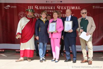 Marszałek Województwa Lubuskiego Elżbieta Anna Polak wraz z Bachusem wręczyła lubuskim winiarzom championaty oraz certyfikaty jakości „Wino warte zachodu 2023” podczas inauguracji III Lubuskiego Festiwalu Otwartych Piwnic i Winnic w Zielonej Górze