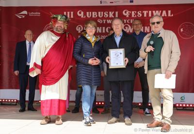 Marszałek Województwa Lubuskiego Elżbieta Anna Polak wraz z Bachusem wręczyła lubuskim winiarzom championaty oraz certyfikaty jakości „Wino warte zachodu 2023” podczas inauguracji III Lubuskiego Festiwalu Otwartych Piwnic i Winnic w Zielonej Górze