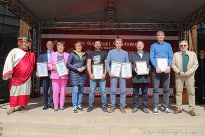 Marszałek Województwa Lubuskiego Elżbieta Anna Polak wraz z Bachusem wręczyła lubuskim winiarzom championaty oraz certyfikaty jakości „Wino warte zachodu 2023” podczas inauguracji III Lubuskiego Festiwalu Otwartych Piwnic i Winnic w Zielonej Górze