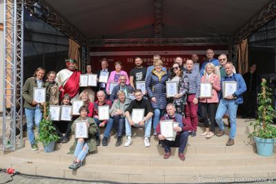 Marszałek Województwa Lubuskiego Elżbieta Anna Polak wraz z Bachusem wręczyła lubuskim winiarzom championaty oraz certyfikaty jakości „Wino warte zachodu 2023” podczas inauguracji III Lubuskiego Festiwalu Otwartych Piwnic i Winnic w Zielonej Górze