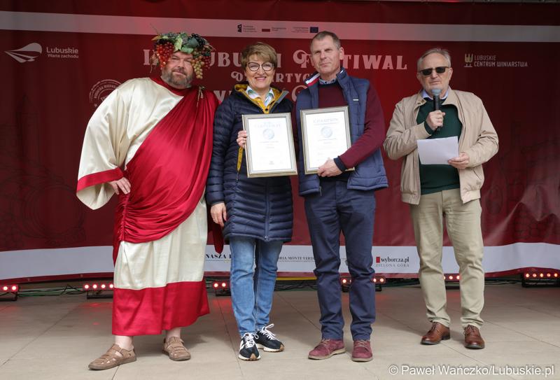 Marszałek Województwa Lubuskiego Elżbieta Anna Polak wraz z Bachusem wręczyła lubuskim winiarzom championaty oraz certyfikaty jakości „Wino warte zachodu 2023” podczas inauguracji III Lubuskiego Festiwalu Otwartych Piwnic i Winnic w Zielonej Górze