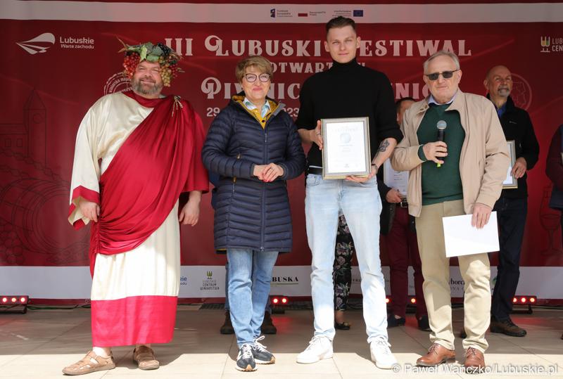 Marszałek Województwa Lubuskiego Elżbieta Anna Polak wraz z Bachusem wręczyła lubuskim winiarzom championaty oraz certyfikaty jakości „Wino warte zachodu 2023” podczas inauguracji III Lubuskiego Festiwalu Otwartych Piwnic i Winnic w Zielonej Górze
