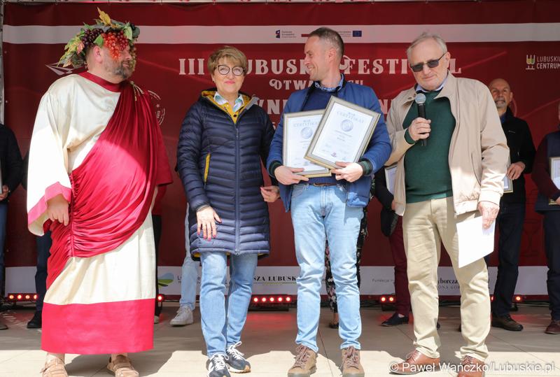 Marszałek Województwa Lubuskiego Elżbieta Anna Polak wraz z Bachusem wręczyła lubuskim winiarzom championaty oraz certyfikaty jakości „Wino warte zachodu 2023” podczas inauguracji III Lubuskiego Festiwalu Otwartych Piwnic i Winnic w Zielonej Górze