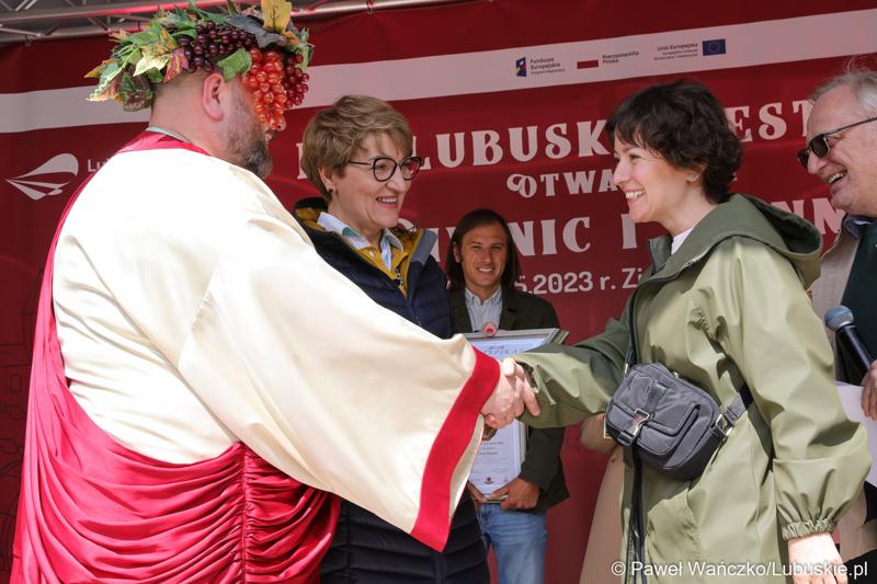 Marszałek Województwa Lubuskiego Elżbieta Anna Polak wraz z Bachusem wręczyła lubuskim winiarzom championaty oraz certyfikaty jakości „Wino warte zachodu 2023” podczas inauguracji III Lubuskiego Festiwalu Otwartych Piwnic i Winnic w Zielonej Górze