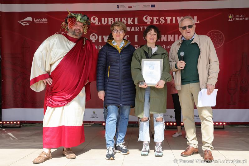 Marszałek Województwa Lubuskiego Elżbieta Anna Polak wraz z Bachusem wręczyła lubuskim winiarzom championaty oraz certyfikaty jakości „Wino warte zachodu 2023” podczas inauguracji III Lubuskiego Festiwalu Otwartych Piwnic i Winnic w Zielonej Górze