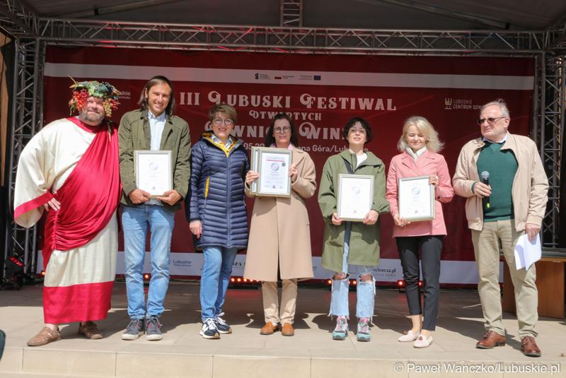 Marszałek Województwa Lubuskiego Elżbieta Anna Polak wraz z Bachusem wręczyła lubuskim winiarzom championaty oraz certyfikaty jakości „Wino warte zachodu 2023” podczas inauguracji III Lubuskiego Festiwalu Otwartych Piwnic i Winnic w Zielonej Górze
