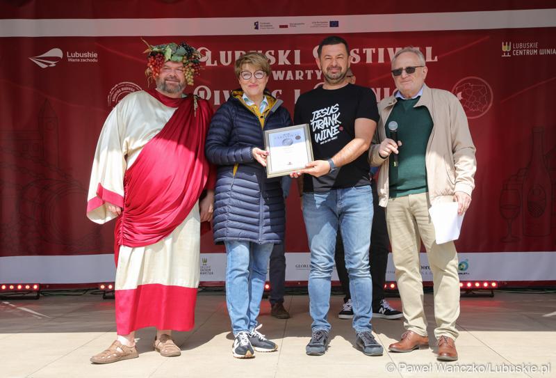 Marszałek Województwa Lubuskiego Elżbieta Anna Polak wraz z Bachusem wręczyła lubuskim winiarzom championaty oraz certyfikaty jakości „Wino warte zachodu 2023” podczas inauguracji III Lubuskiego Festiwalu Otwartych Piwnic i Winnic w Zielonej Górze