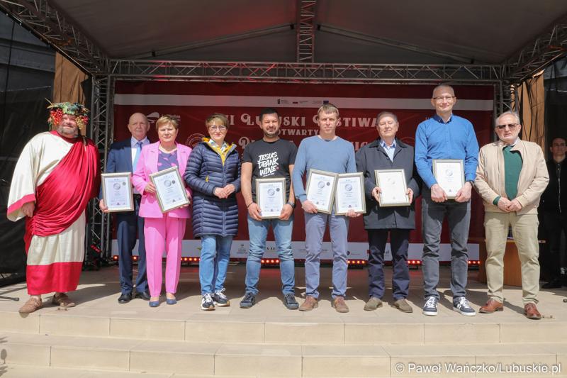 Marszałek Województwa Lubuskiego Elżbieta Anna Polak wraz z Bachusem wręczyła lubuskim winiarzom championaty oraz certyfikaty jakości „Wino warte zachodu 2023” podczas inauguracji III Lubuskiego Festiwalu Otwartych Piwnic i Winnic w Zielonej Górze