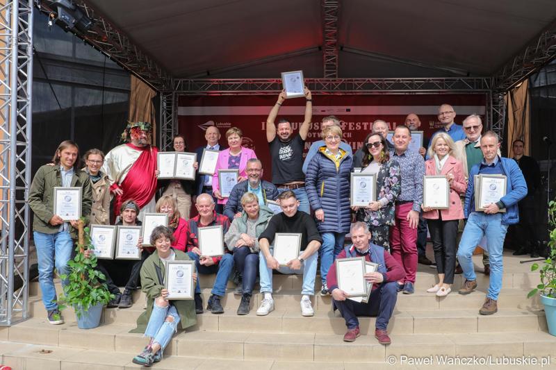 Marszałek Województwa Lubuskiego Elżbieta Anna Polak wraz z Bachusem wręczyła lubuskim winiarzom championaty oraz certyfikaty jakości „Wino warte zachodu 2023” podczas inauguracji III Lubuskiego Festiwalu Otwartych Piwnic i Winnic w Zielonej Górze