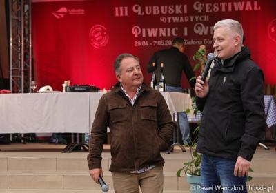 Robert Makłowicz (z lewej) na pokazie kulinarnym 