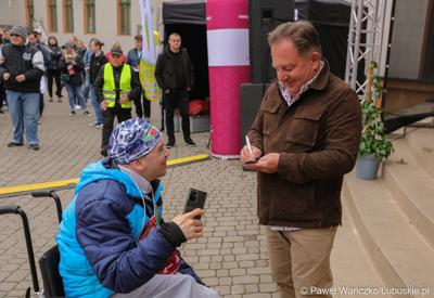 Robert Makłowicz daje autograf 