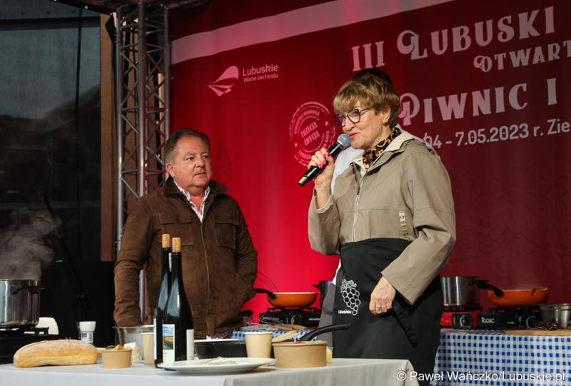 Marszałek Województwa Lubuskiego Elżbieta Anna Polak gotuje z Robertem Makłowiczem