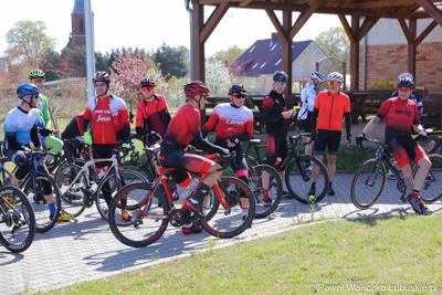 Uczestnicy Lubuskiej Majówki Rowerowej w Zaborze