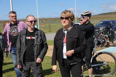 Marszałek Województwa Lubuskiego Elżbieta Anna Polak i dziennikarz Eurosportu Adam Probosz. Z tyłu (z lewej) radny wojewódzki Sebastian Ciemnczołowski.