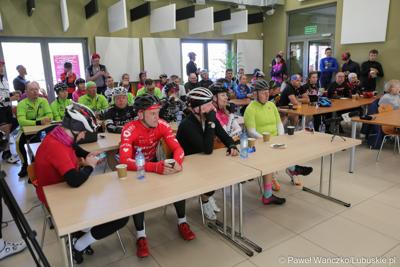 Uczestnicy Lubuskiej Majówki Rowerowej w Zaborze podczas spotkania z dziennikarzem Eurosportu Adamem Proboszem 