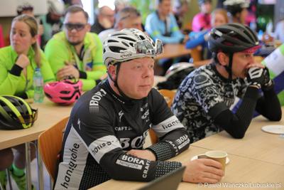 Uczestnicy Lubuskiej Majówki Rowerowej w Zaborze podczas spotkania z dziennikarzem Eurosportu Adamem Proboszem 