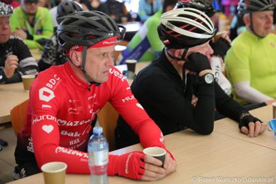 Uczestnicy Lubuskiej Majówki Rowerowej w Zaborze podczas spotkania z dziennikarzem Eurosportu Adamem Proboszem 