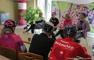 Uczestnicy Lubuskiej Majówki Rowerowej w Zaborze podczas spotkania z dziennikarzem Eurosportu Adamem Proboszem 