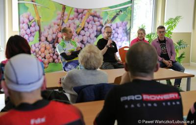 Uczestnicy Lubuskiej Majówki Rowerowej w Zaborze podczas spotkania z dziennikarzem Eurosportu Adamem Proboszem 