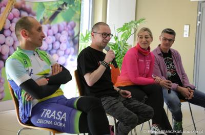 Uczestnicy Lubuskiej Majówki Rowerowej w Zaborze podczas spotkania z dziennikarzem Eurosportu Adamem Proboszem 
