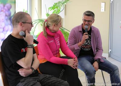 Spotkanie z dziennikarzem Eurosportu Adamem Proboszem. Przy mikrofonie radny wojewódzki Sebastian Ciemnoczołowski