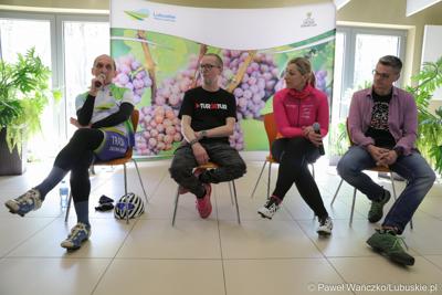 Uczestnicy Lubuskiej Majówki Rowerowej w Zaborze podczas spotkania z dziennikarzem Eurosportu Adamem Proboszem 