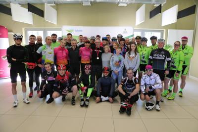 Uczestnicy Lubuskiej Majówki Rowerowej w Zaborze podczas spotkania z dziennikarzem Eurosportu Adamem Proboszem 