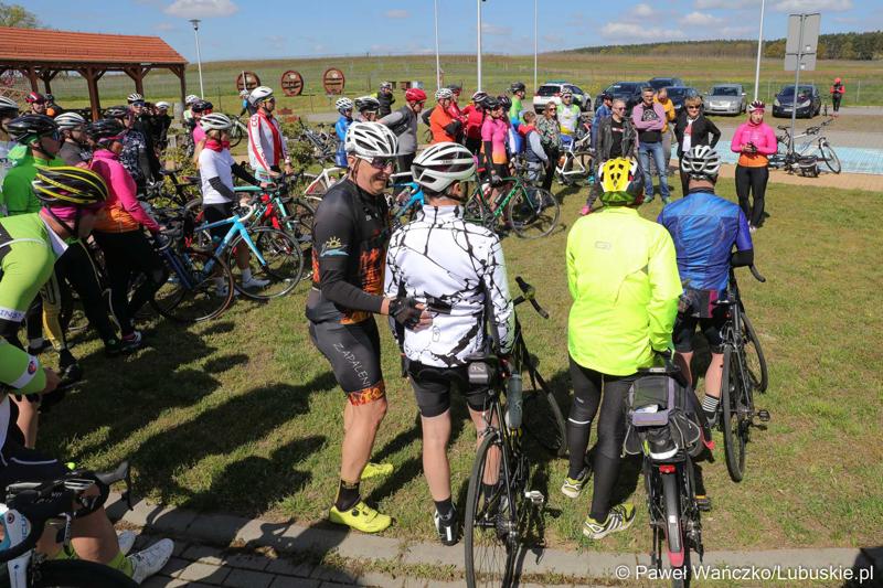 Uczestnicy Lubuskiej Majówki Rowerowej w Zaborze