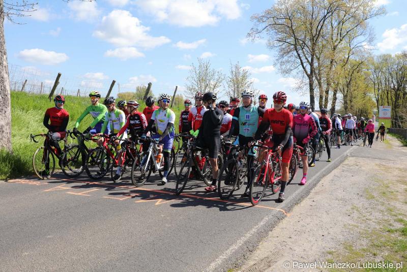 Uczestnicy Lubuskiej Majówki Rowerowej w Zaborze