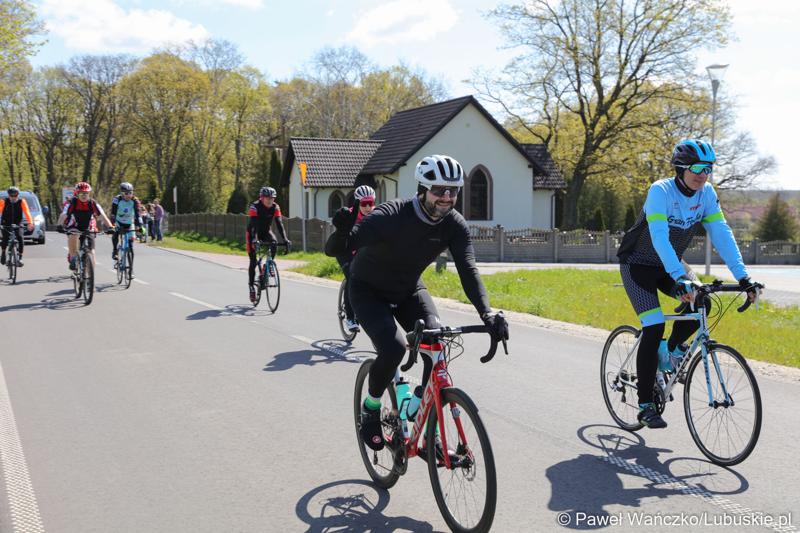 Uczestnicy Lubuskiej Majówki Rowerowej w Zaborze