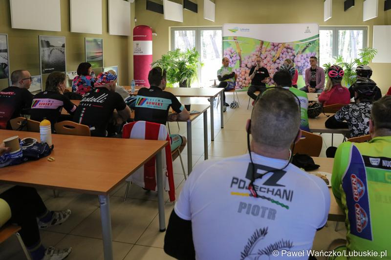Uczestnicy Lubuskiej Majówki Rowerowej w Zaborze podczas spotkania z dziennikarzem Eurosportu Adamem Proboszem