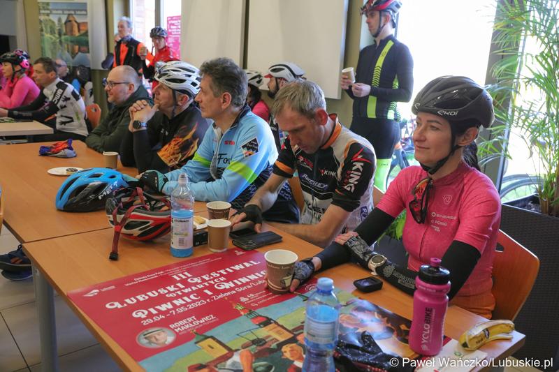Uczestnicy Lubuskiej Majówki Rowerowej w Zaborze podczas spotkania z dziennikarzem Eurosportu Adamem Proboszem