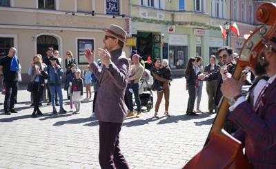 Orkiestra Na Dużym Rowerze to jedna z muzycznych gwiazd III Festiwalu Otwartych Piwnic i Winnic