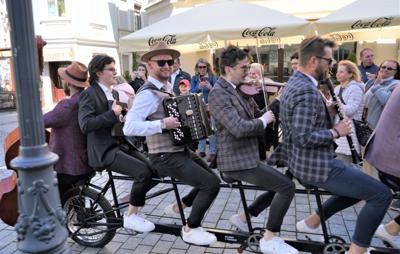 Orkiestra Na Dużym Rowerze to jedna z muzycznych gwiazd III Festiwalu Otwartych Piwnic i Winnic