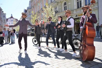 Orkiestra Na Dużym Rowerze to jedna z muzycznych gwiazd III Festiwalu Otwartych Piwnic i Winnic