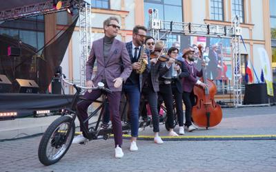 Orkiestra Na Dużym Rowerze to jedna z muzycznych gwiazd III Festiwalu Otwartych Piwnic i Winnic